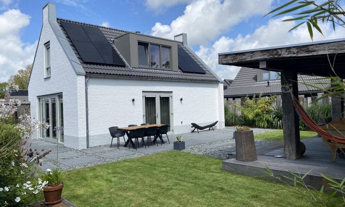 Sint Maarten Maison | A luxury holiday home near the sea and dunes. The bungalow has a beautiful garden facing south.