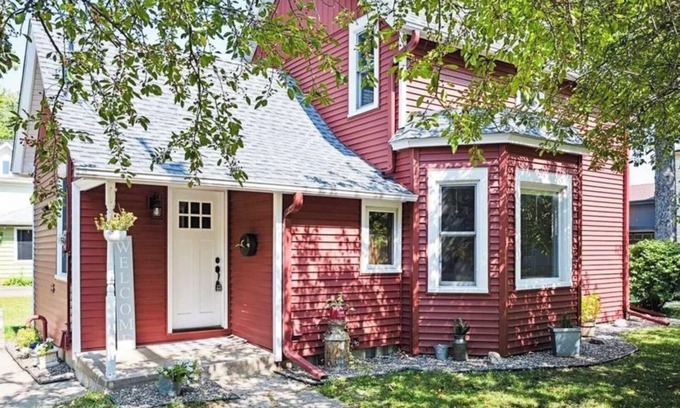 Watertown Maison | A meticulously restored farm house with a blend of vintage charm & modern luxury