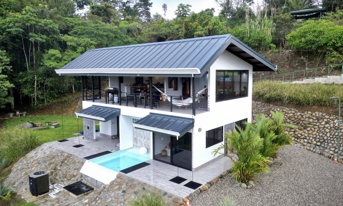 Quebrada La Gamba Cabine | A modern and remote retreat, where nature thrives amidst contemporary comforts.