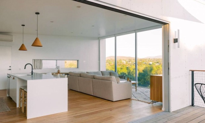 Bonita Maison | A modern light-filled home with views of the woods