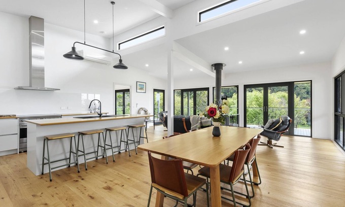 Kennett River Maison | A modern riverside abode close to the beach