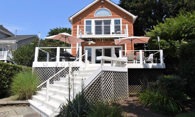 Annapolis Maison | A most envious location! Home includes a beautiful gourmet kitchen with a dining area and a Guest House with Bedroom and Full Bath!