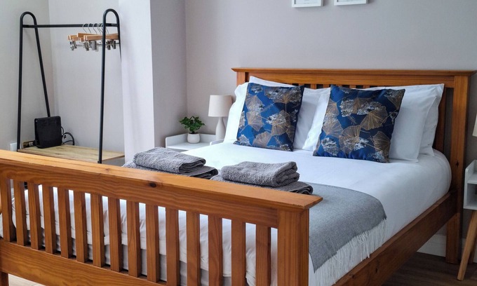 Ashford Appartement | A new 3-bed flat with en-suite near Heathrow