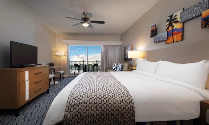 Barrier Island Hôtel | A Night Away at the Marriott Beach Place Towers - Pool, Hot Tub, Beach, Gym
