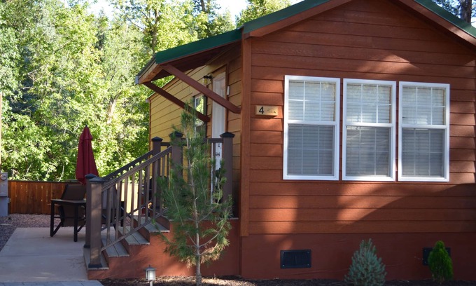 Christopher Creek Cabine | Une cabine d'une chambre et d'une salle de bains donnant sur Christopher Creek.