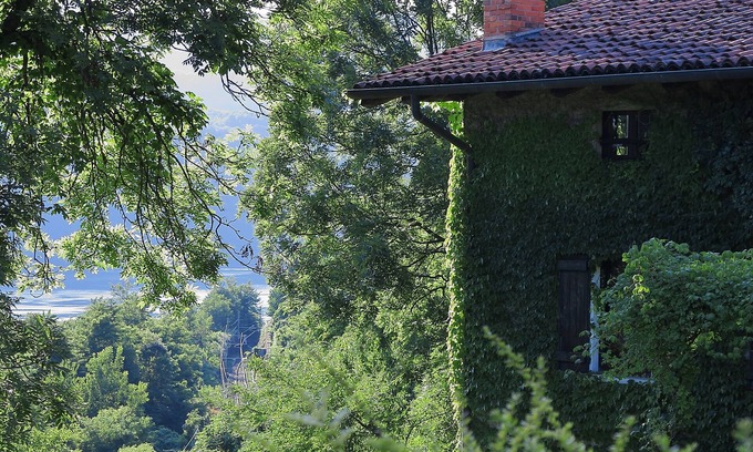 Carcegna Maison | Un paradis avec vue sur le lac, grande maison avec beau jardin privé