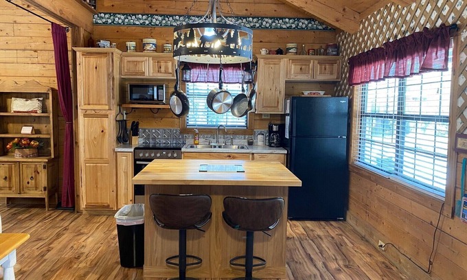 Vanderpool Cabine | A Peace of Heaven LOG Cabins & RV- Cabin #3
