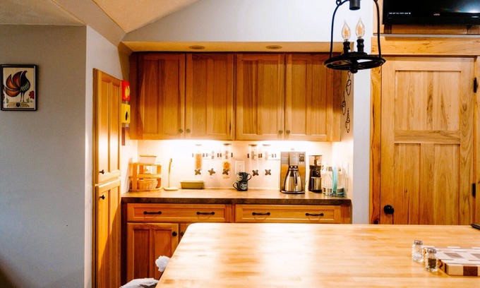 Bradley Maison | A Peace of Paradise. -Hot Tub, Massage Chair, Private Lot, Close to Gun Lake-