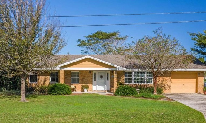Crooked Lake Park Maison | A perfect place in Central Florida for boating, fishing, or a relaxing vacation!