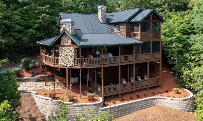 Foxfire Estates Cabine | "A Point of View" - Cozy Cabin. Long Range View. All paved roads.