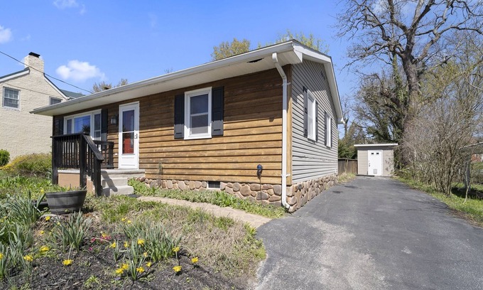 Bolivar Maison | A private home in Bolivar with a hot tub and yard. Pet friendly!