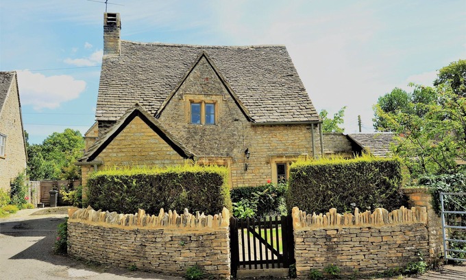 Lower Slaughter Cottage | Un pittoresque chalet en pierre détaché de 11e année dans le bas de l'abattoir avec parking.