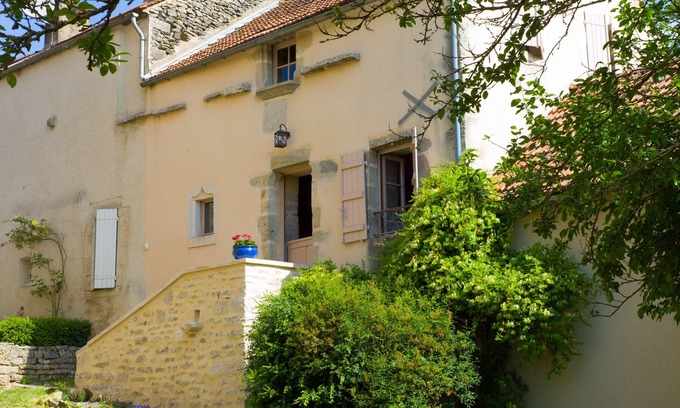 Flavigny-sur-Ozerain Maison | Un gîte calme et confortable dans un village médiéval de bourgogne