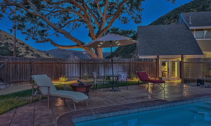 Greenfield Appartement | A quiet, relaxing, country getaway with a creek, pool and private hot tub.