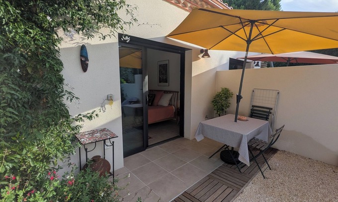 Teyran Appartement | A quiet room with a private courtyard