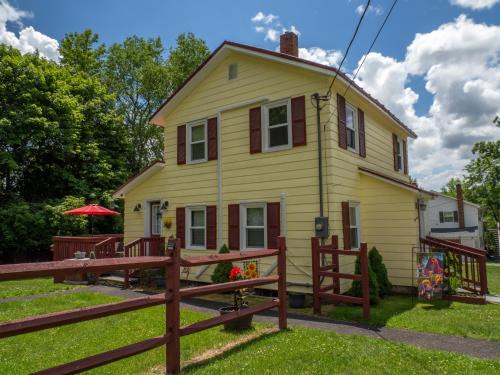 Callicoon Maison | A&R Hacienda a Callicoon Vintage Farmhouse