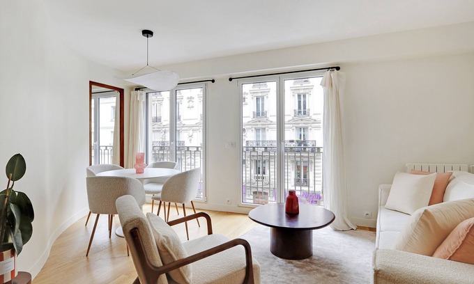 Quartier de l'Ecole-Militaire Appartement | A Refined 2-BR in Saint-Germain