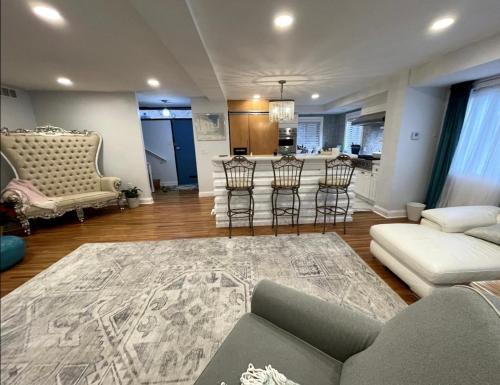 Washington Square West Appartement | A Regal Retreat- Exclusive Parking, Prime Location