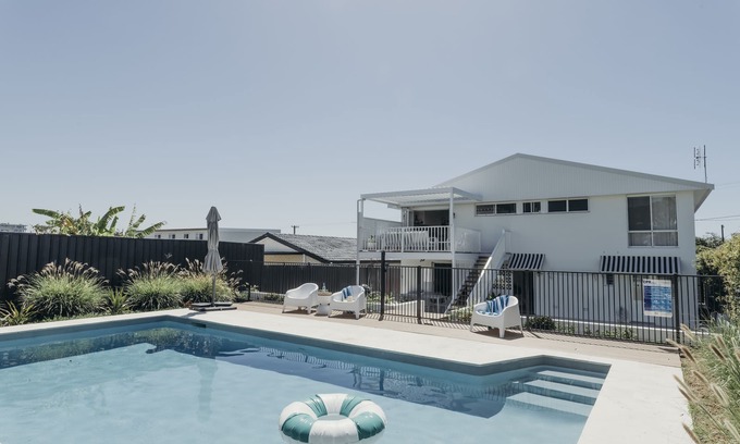 Caves Beach Maison | May-Aug Pay 2 Stay 3 Luxury family beach home with fire-pit and 1pm checkout