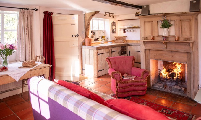 Sudbury Cottage | Farm Cottage a cute C16th cottage, a walk across the fields to a great pub