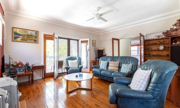 Roselands Maison | A rosy house in Roselands Family friendly, nearby to park and shopping centre.