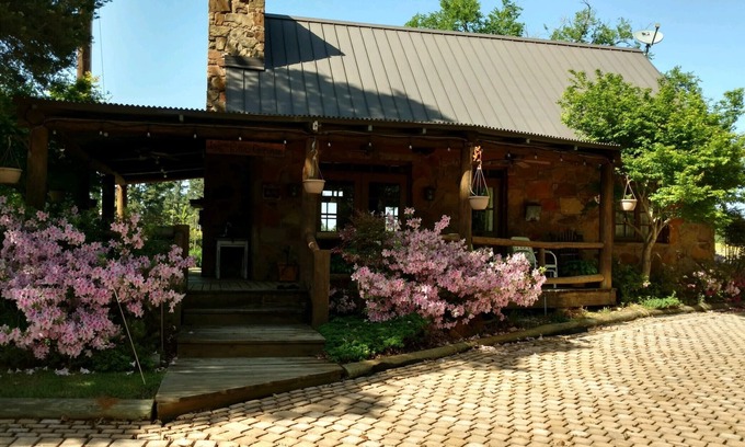 Palestine Cottage | Un chalet en pierre rustique sur un domaine à proximité du Texas State Railroad.