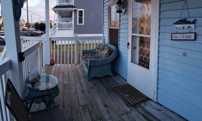 North End Maison | A Sandcrab & Jellyfish Walk Into a Sand-Bar