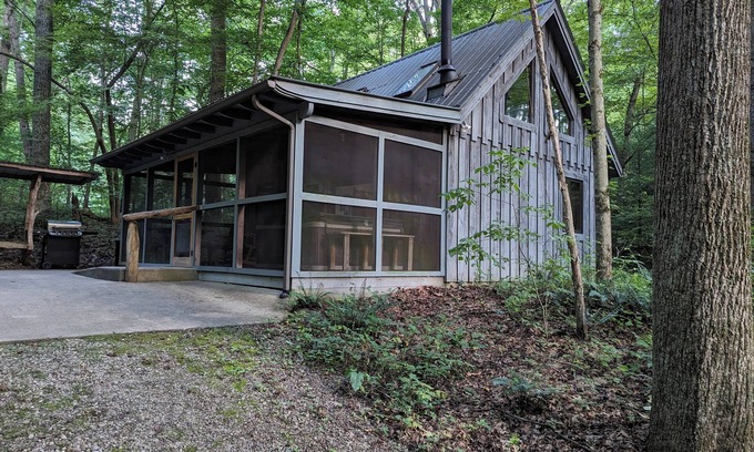 Rockbridge Cabine | A secluded couples retreat set in a mature forest in the beautiful Hocking Hills