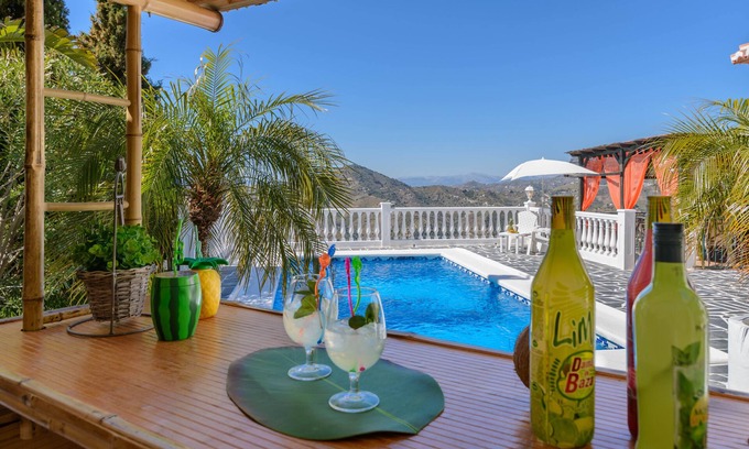 Torrox Villa | Villa de vacances avec lit balinais et vue sur la mer à Torrox