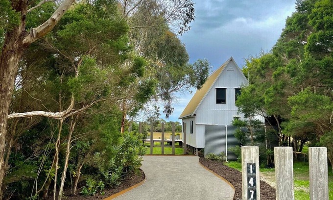 Walkerville Maison | A shaped beach house located on the edge of Waratah Bay close Wilsons Promontory