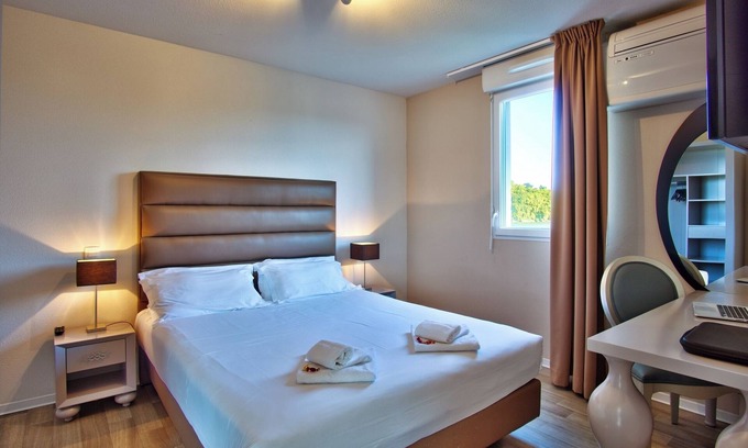 Mouguerre Hôtel | A short drive away from Jardin Botanique! Pets Are Welcome! FREE Parking!