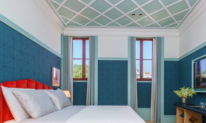 Centro / Baixa Hôtel | A short drive away from Ingleses Beach! Comfortable City View Unit! Pool Access!