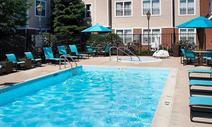 Waukegan Appartement | A short drive to Independence Grove Forest Preserve! Pets Allowed, Parking, Pool