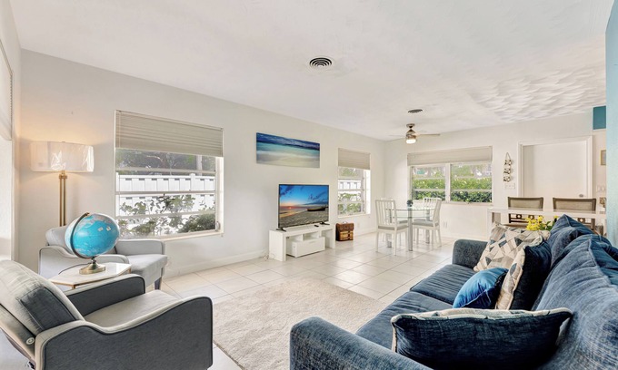 Dolphin Isles Appartement | A short walk to the beach