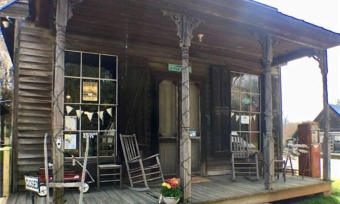 Southmont Maison | Un temps plus simple: deux chambres apt. au-dessus de 1906 General Store à Gold Hill NC
