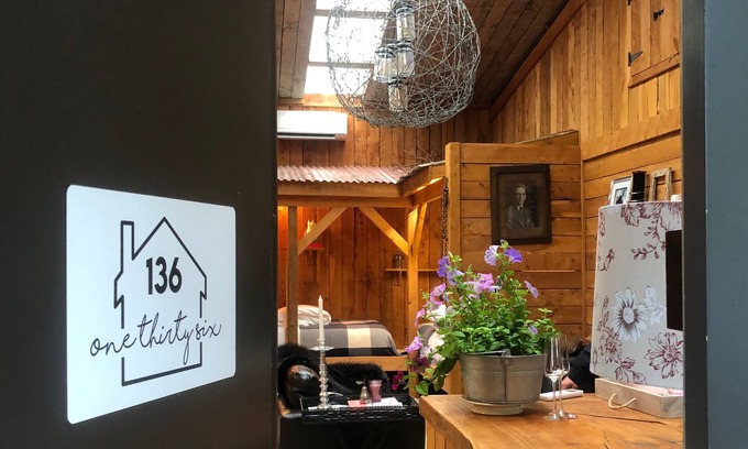 Te Horo Maison | Retraite de bois sur mesure en face de la ferme de lavande sur une route calme.