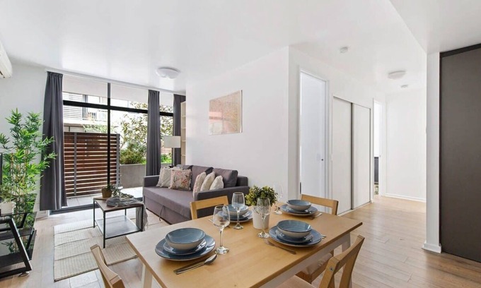 Collingwood Appartement | A Spacious 2BR Apt with a Courtyard & FREE Parking