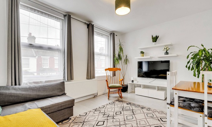 Bruce Grove Maison | A Spacious 6 Bedroom House in North London with Free Parking & 3 Bathrooms