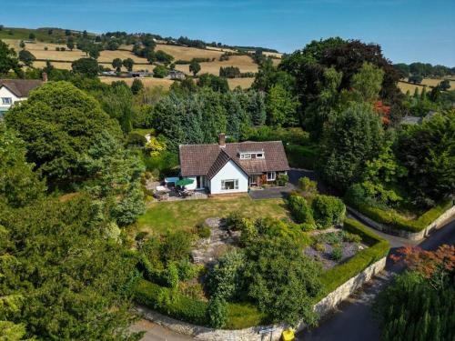 Kington Maison | A spacious hidden gem with hot tub, lovely garden & views