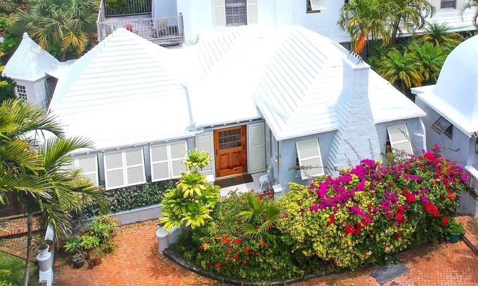 Hamilton Parish Maison | A spacious, unique Bermuda haven with access to large crystal swimming caves.