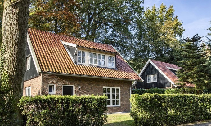 Losser Maison | A spacious vacation home located on an estate.