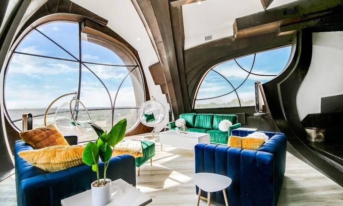 Ransom Canyon Maison | A stay like no other—inside an iconic steel sculpture with panoramic canyon and lake views.