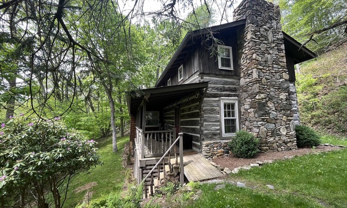 Wolf Laurel Cabine | A step back in time, with today's modern touches.