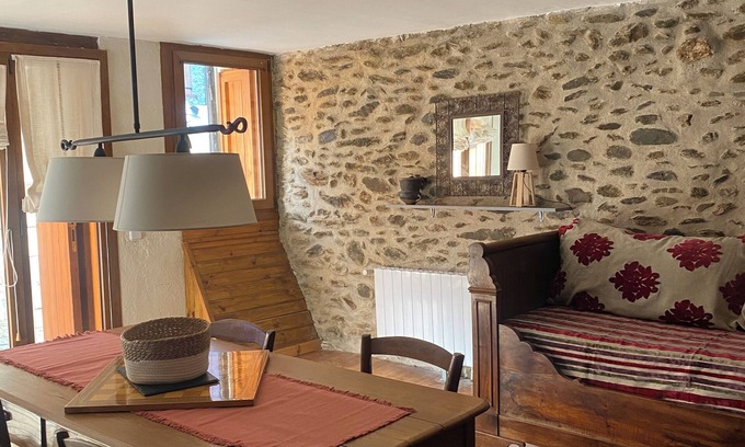 Osseja Appartement | Un cocon tout en pierre à 10 min des bains chauds et des chemins de randonnée .