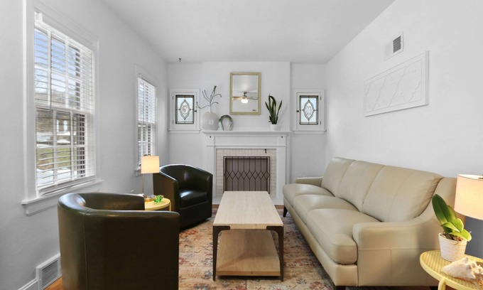 Miller Beach Maison | A Stone`s Throw, 4 bedroom 2 bath home a block from Lake Michigan