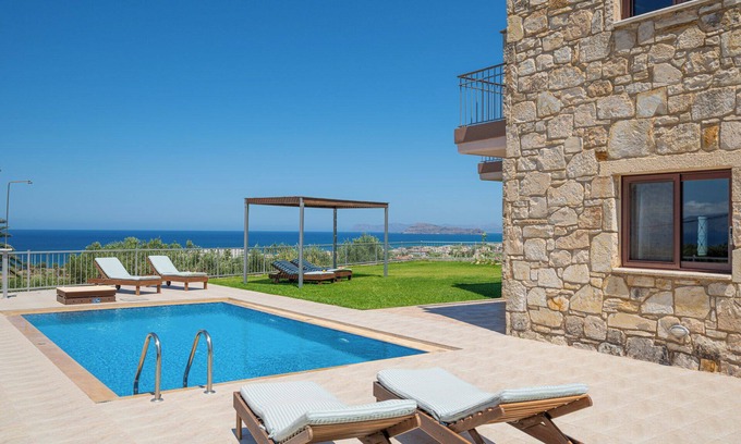 Kolymbari Villa | Une villa en pierre avec piscine privée et vue mer panoramique