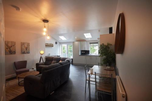 Larkhall Maison | A Stunning And Slick Escape