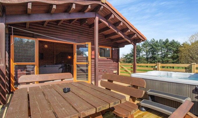 Scunthorpe Cabine | A stunning three bedroom lodge with a master bedroom served by an en-suite shower room, one double b