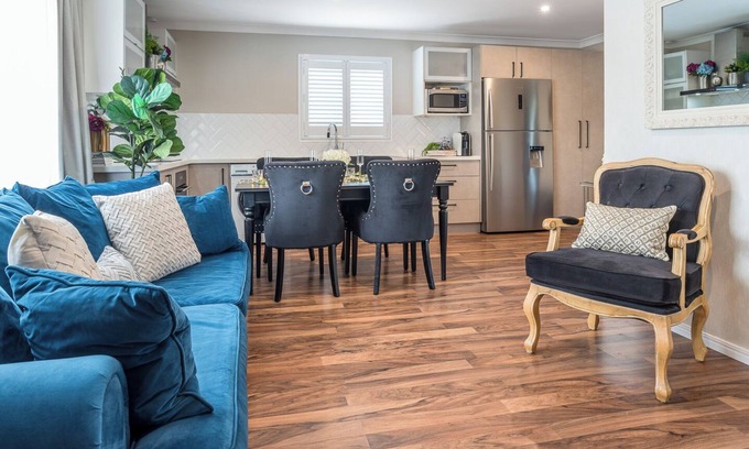 Wynnum West Maison | A Touch of Luxury by the Bay - Modern & Stylish Top Level 3 Bed Guest Suite