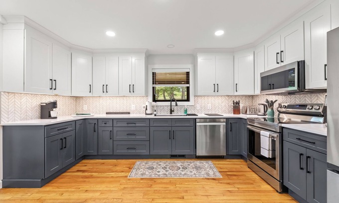 Salesville Maison | A Touch of Salt Fork.... 2 King, 3 Queen, twin bunk beds